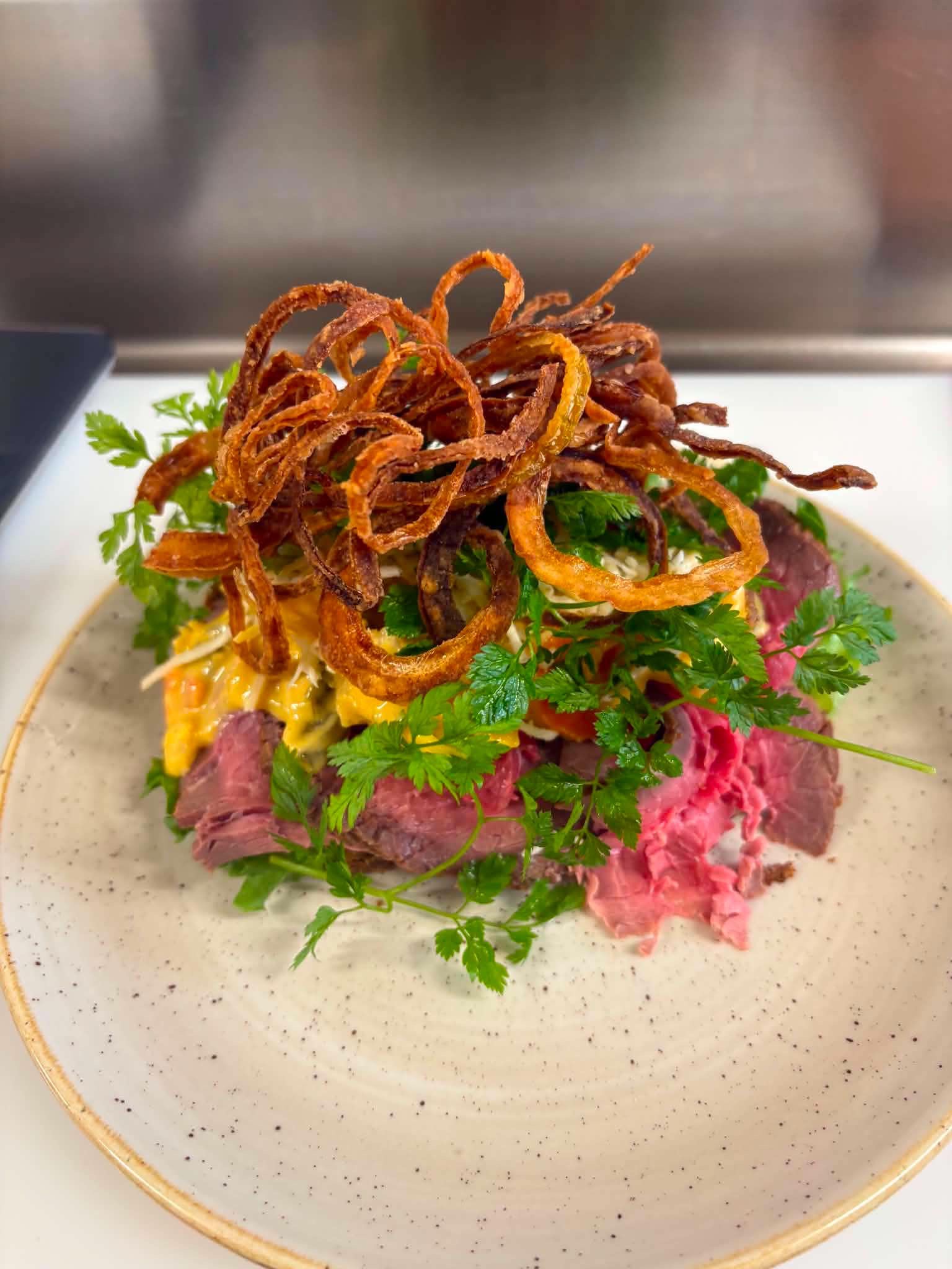 Roastbeef med pickles, peberrod og hjemmelavede ristede løg