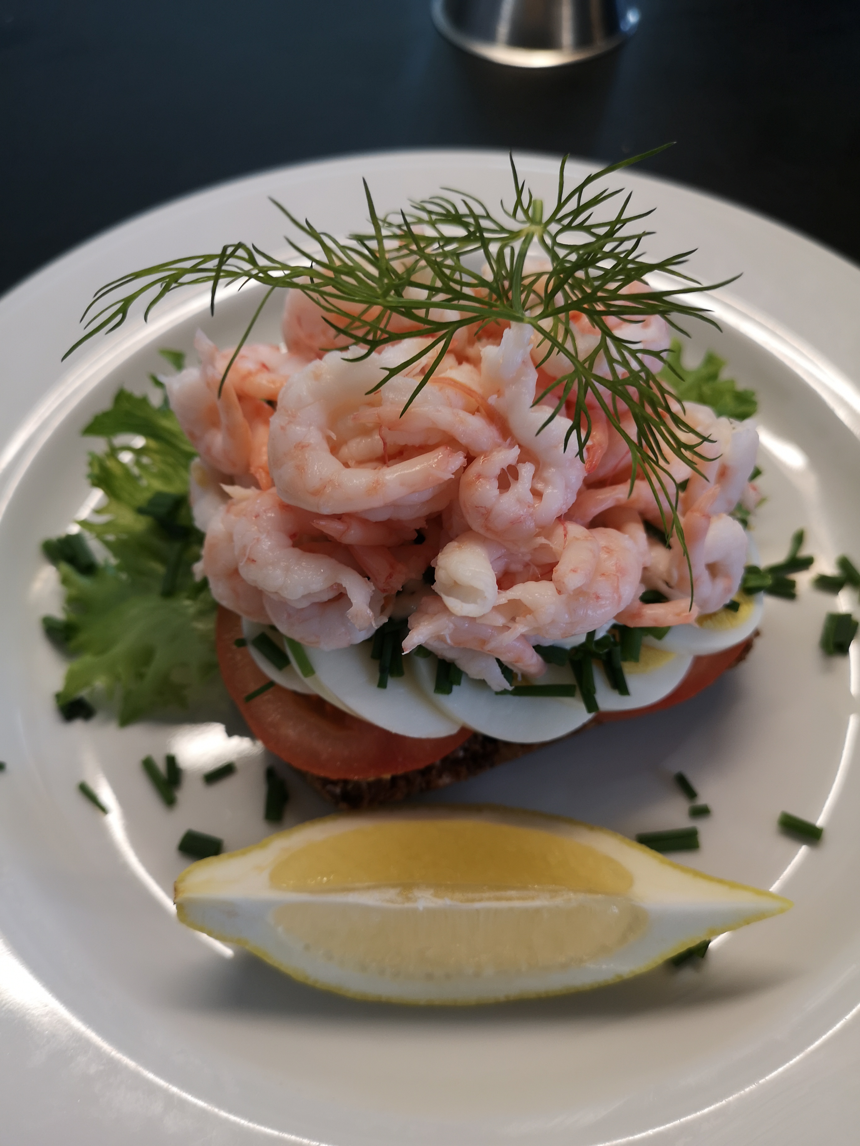 Klassisk smørrebrød med æg og håndpillede rejer hos Spiseriet