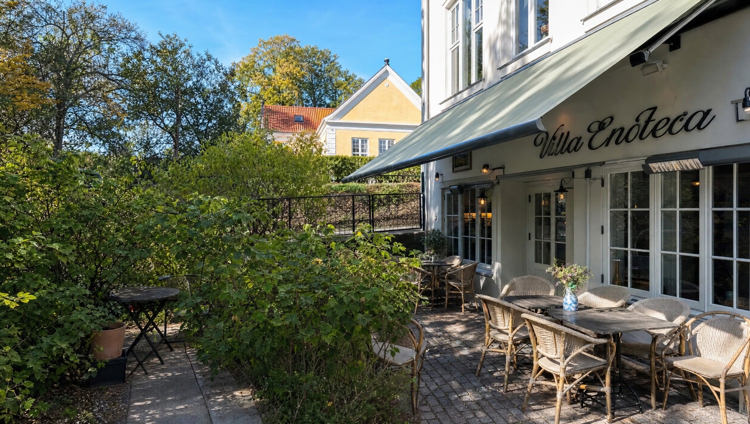 Den hyggelige udendørs terrasse ved Søllerød Sø hos Spiseriet i Holte