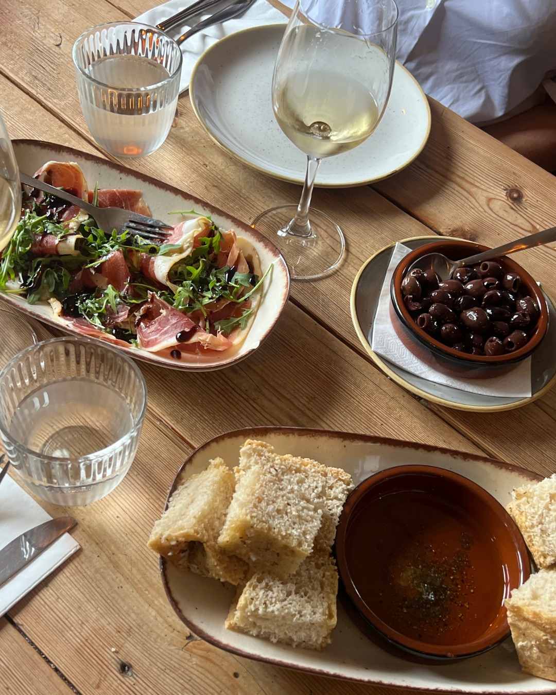 Autentiske italienske specialiteter: Lufttørret skinke, marinerede oliven, friskbagt focaccia og god olivenolie 🥖🫒