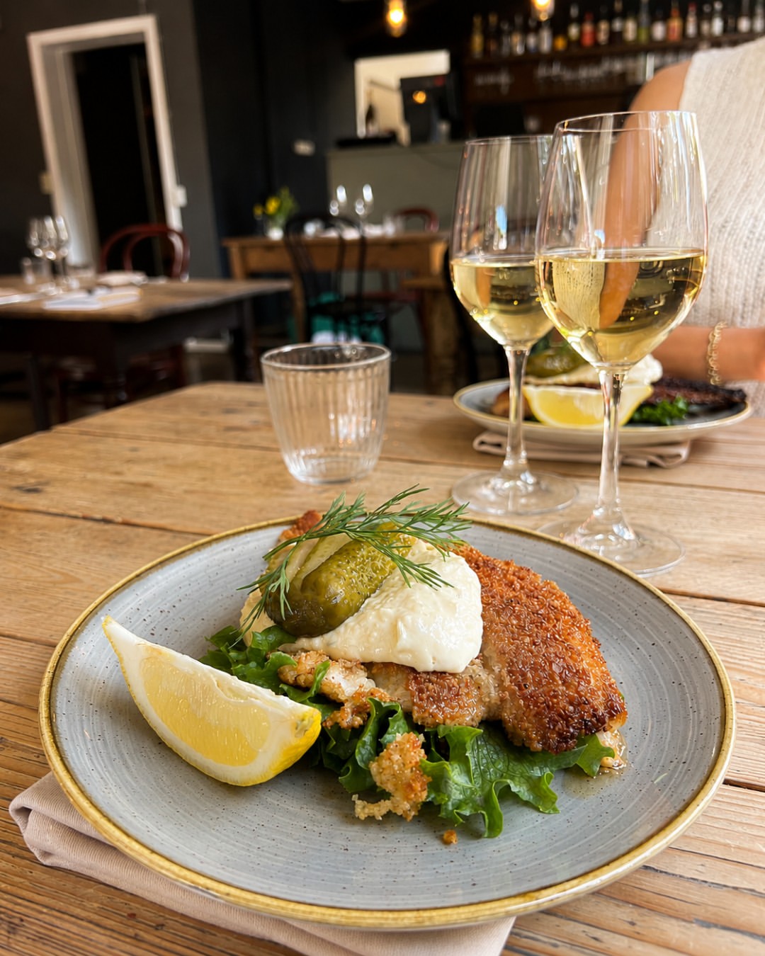 Nystegt sprød rødspættefilet med hjemmelavet grov remoulade, frisk dild og citron. Frokostglæde ved Søllerød Sø 🐟🍋