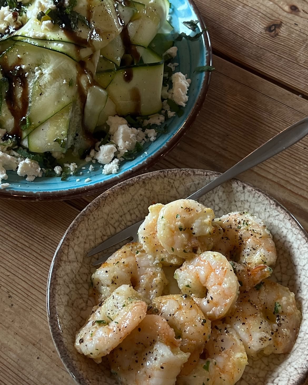 Saftige hvidløgsstegte tigerrejer og sprød sommersalat med feta og balsamico 🍤🥗 En uimodståelig forret!